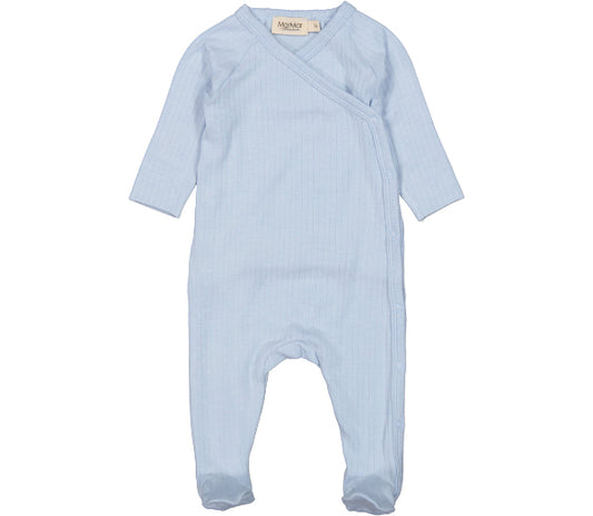 Light blue MarMar Copenhagen baby grow with a subtle ribbed texture. Made from soft organic cotton, this footed onesie features long sleeves and a wrap-around snap-button closure for easy dressing and changing. A timeless and cozy essential for your baby's wardrobe.