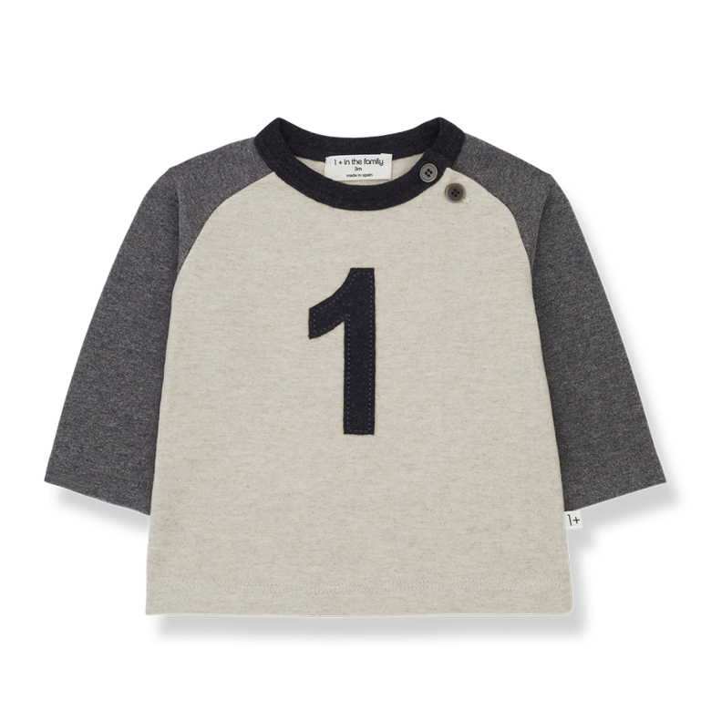 1+ IN THE FAMILY LOMG SLEEVE ROUND KNECK T-SHIRT WITH NUMBER 1 ON THE FRONT, MADE FROM RECYCLED COTTON IN SPAIN.