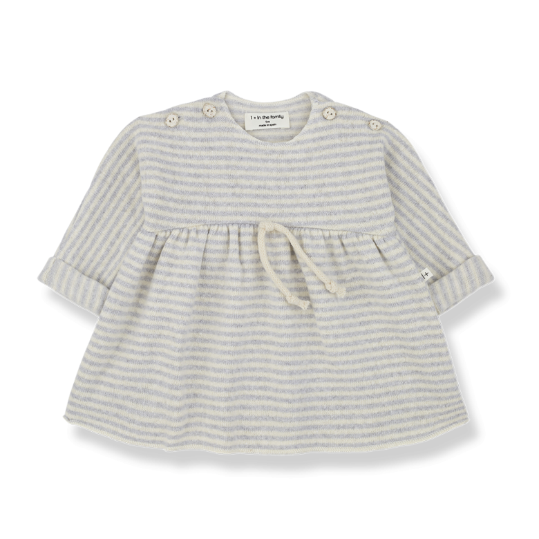 Long sleeve round kneck with button at the side. slightly gathered at the waist.Made from recycled cotton in Spain
