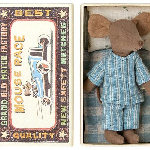 Hand made organic cotton boy mouse in match box by Maileg  Item No.:	17-3202-01 Size:	Big sister/ brother Height:	13 cm Recommended age:	+3 Year Wash:	FABRIC 30 C + PAP Material:	Cotton Filling:	Recycled polyester/PE Pellets