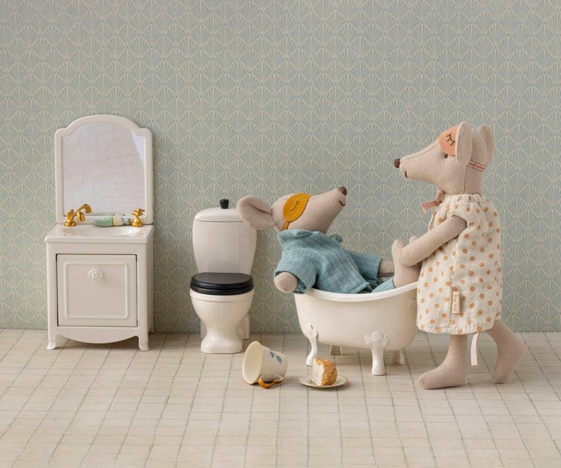 Mum and Dad mice in cigarbox