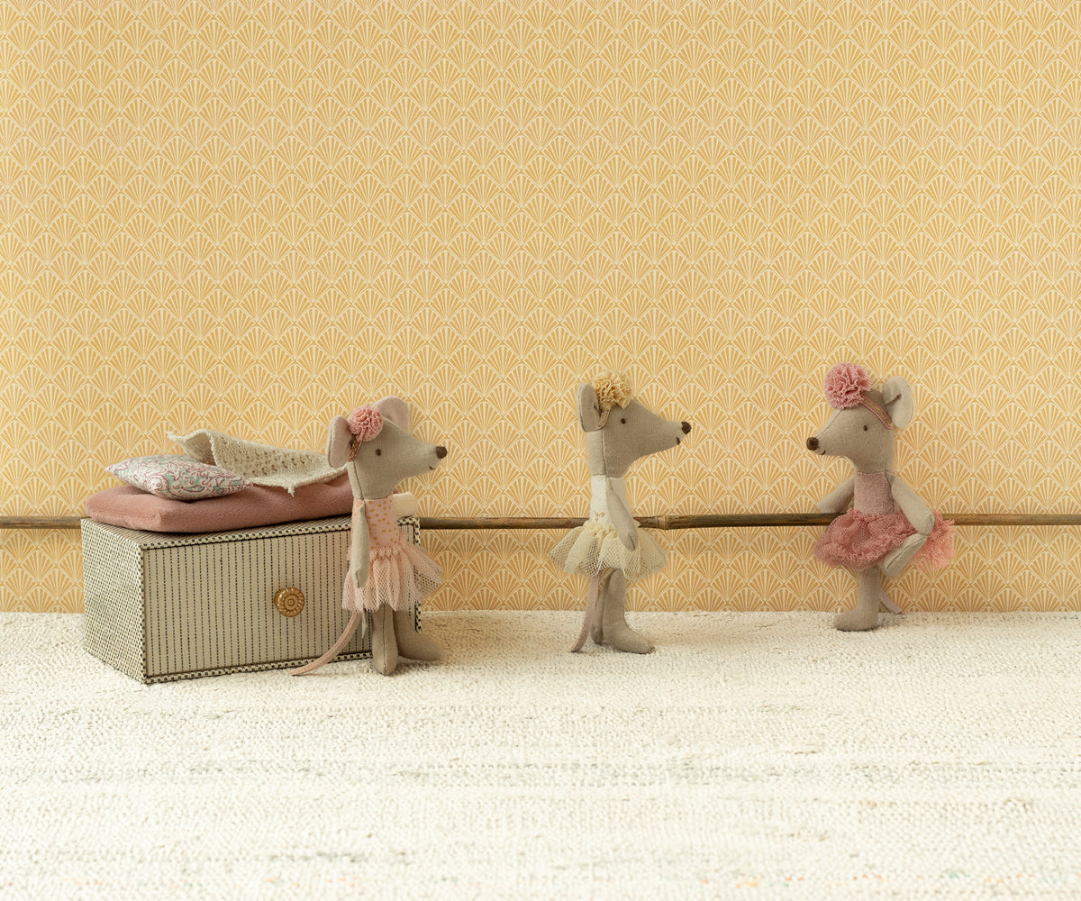 Dance Mouse in Day bed