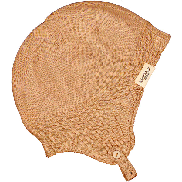 Hat that goes down over the ears, with a strap under the chin that closes with a button in 2 lengths